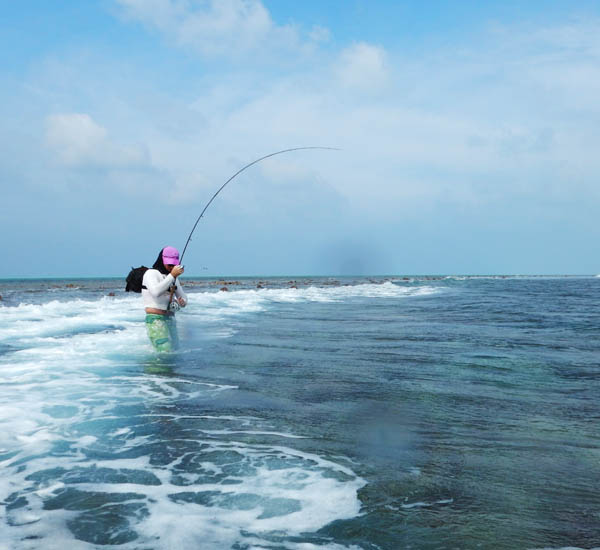 Beim Fliegenfischen im Surf auf Bluefin Trevally und Giant Trevally muss du mit der Welle sein